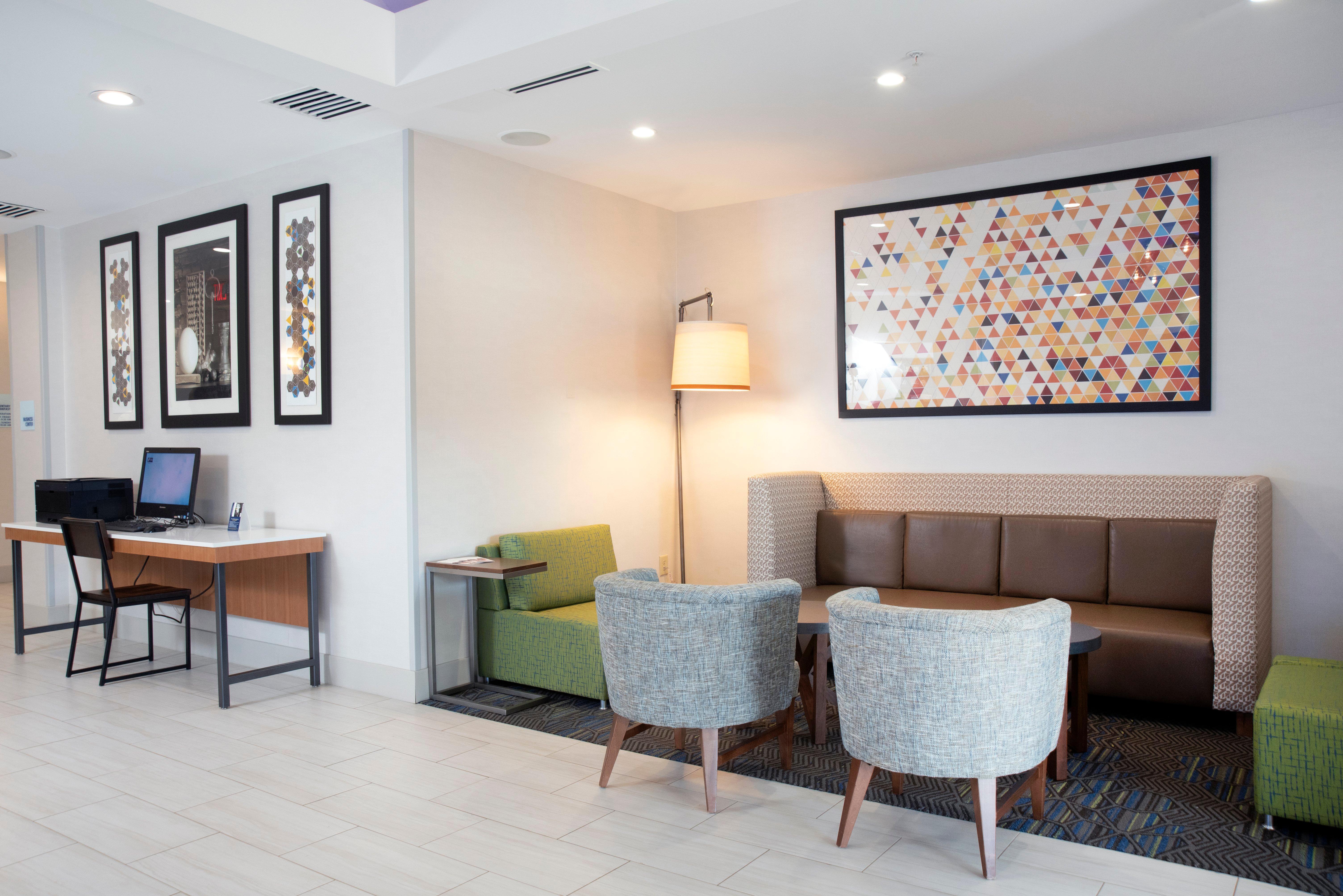 Holiday Inn Express Hotel & Suites Chester By Ihg Exterior photo